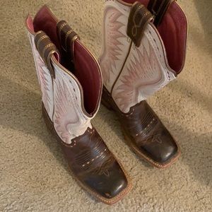 Beautiful, used Ariat boots in excellent condition. Size 7B